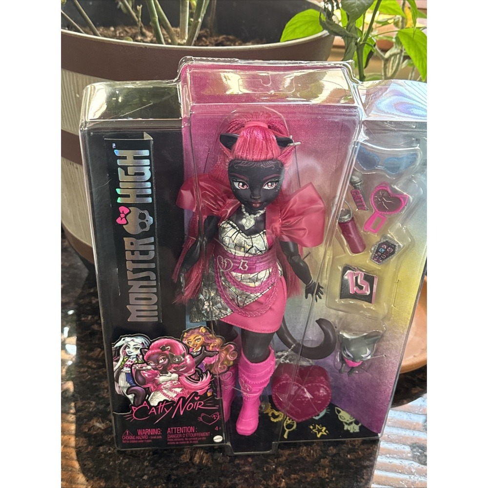 Monster High Catty Noir Doll, Werecat with Pet Cat Amulette & Accessories
